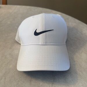 Nike Legacy 91 dry-fit white hat